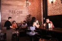 맨 케이브 호스텔