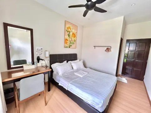 8 mins driving to T.C Beach @ Holiday Guest House