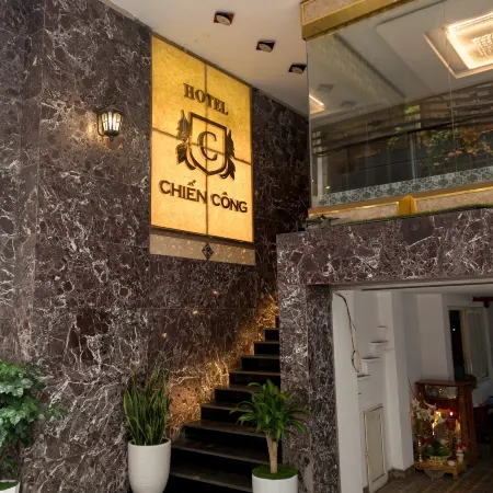 Chien Cong Hotel Отели рядом с достопримечательностью «Бухта Халонг»