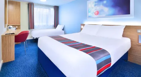 Travelodge Melksham Отели рядом с достопримечательностью «Роудей Кау Фарм Кафе & Айс Крим Парлор»