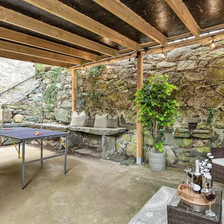 Luxury 9-Bed Manor with Hot Tub & Free Parking