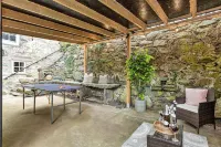Luxury 9-Bed Manor with Hot Tub & Free Parking - Park Yeri