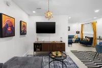 Modern 4BR Home + Jacuzzi 10 minutes from downtown