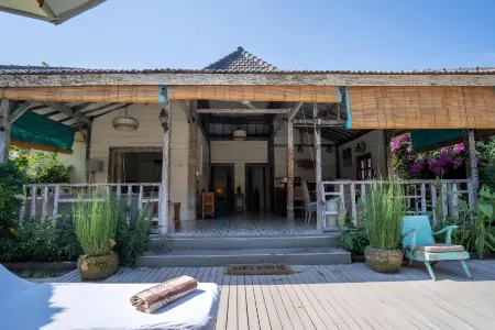 Scallywags Villa Joglo