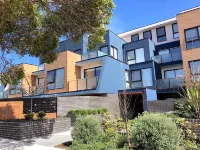 Pride Modern 2BR Apt in Bentleigh Private Garden Free Parking Hotels near KF Cafe