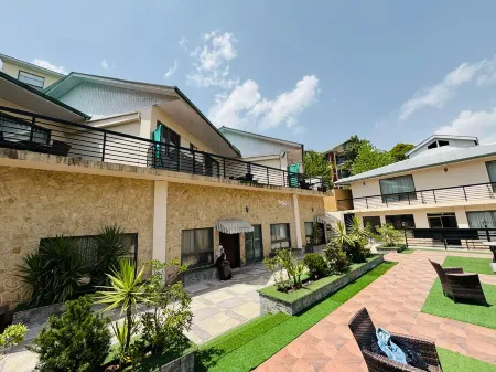 The Opulent Hotel Murree Отели в г. Surasi