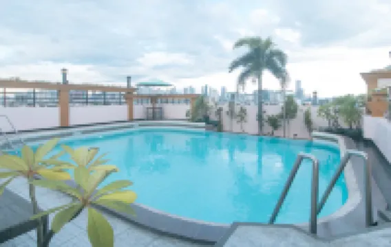 Urban Travellers Hotel by RedDoorz