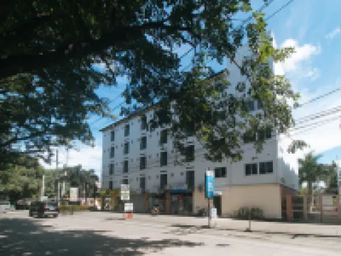 RedDoorz @ Coral Tree Residences ビニャンのホテル