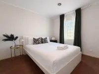 Sophisticated Urban Sanctuary Style Meets Conven Hoteles en Ivanhoe