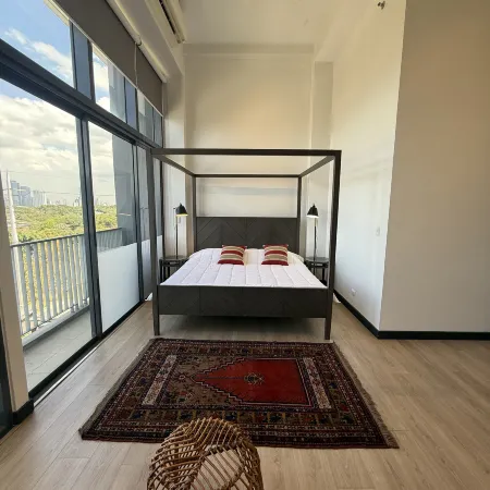 2BR Luxury Lower Penthouse in Mckinley West