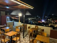 Cheristo Pyramids View Inn