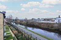 Riverside Retreat Leeds City Location Modern 2-Bed 2-Bath Townhouse & Free Parking Hotels in 