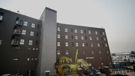 Oak Plaza Suites Отели рядом с достопримечательностью «Парк Ратрей»