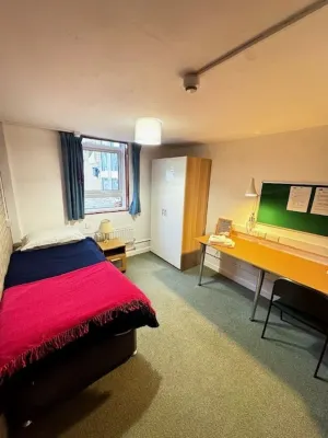 Memorial University of Newfoundland, Harlow Campus Hotels near Vision Express Opticians - Harlow