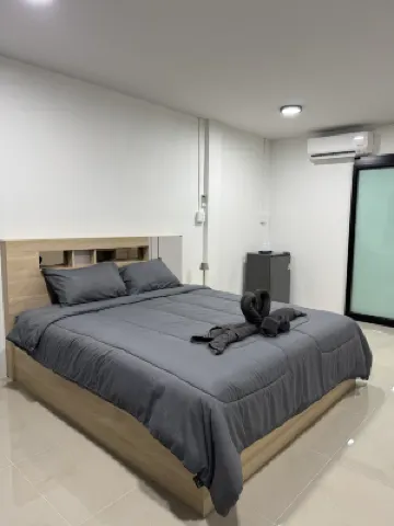 Pakkan Hotel Hotels near Wat Thawornwararam