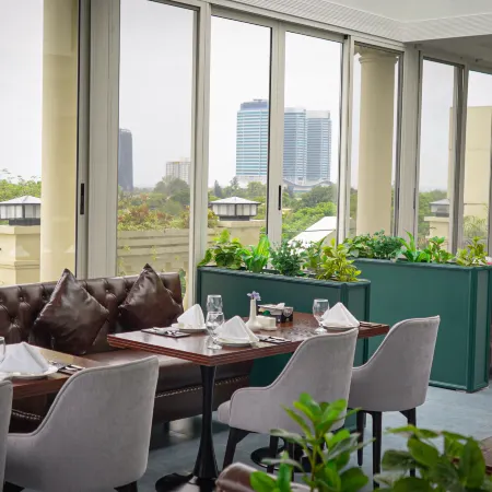 Chirani Signature Hotel Отели рядом с достопримечательностью «Торговый центр Centaurus»