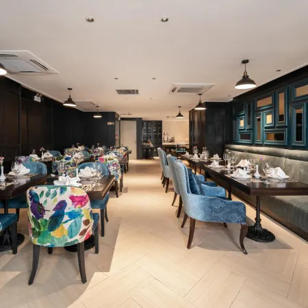 Luxe Paradise Suites Hotel & Spa Отели рядом с достопримечательностью «Озеро Truc Back»