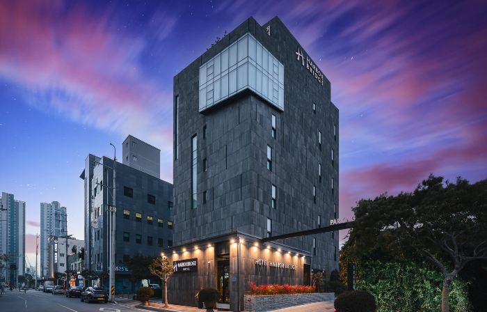HARBOR BRIDGE HOTEL