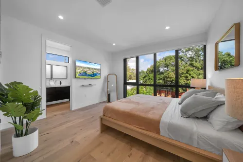 Wynwood Miami Retreat | 2 Private Pools, BBQ, 6BR & Parking - วิลล่า