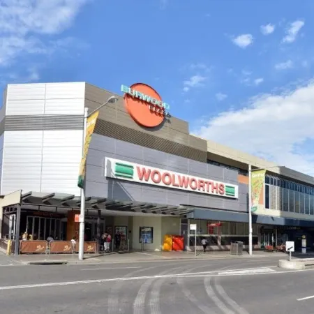 Burwood 1Br apt nearTrain/Shopping street parking