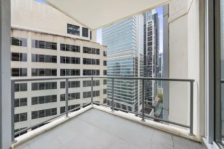 Vibrant 2BR Apt in the heart of city/Central Отели рядом с достопримечательностью «Парк Белмор»