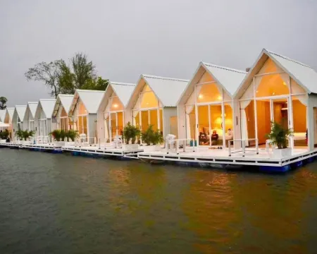 M & R 2 float house Hoteles en Feuang