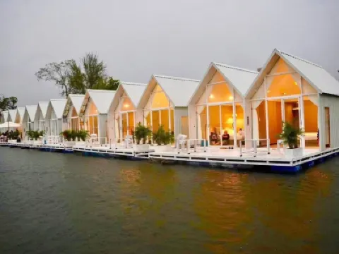 M & R 2 float house Hotels near ເຮືອນແພເມືຶອງເຟືອງນິຍົມ Meung Feung Ni Yome