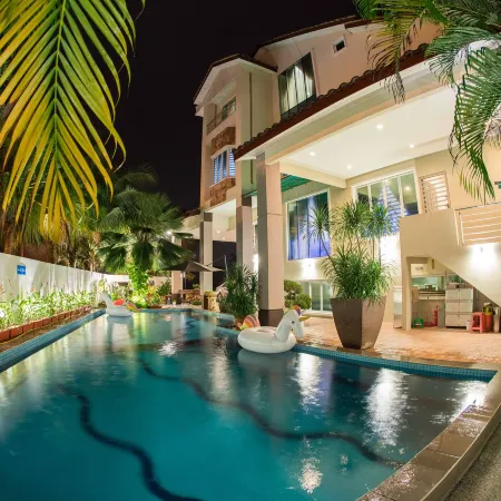 Ipoh Sky Pool Villa: 20 Pax with Kbox, Gym & BBQ