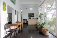 Nest Hotel Jogja - 汽車旅館