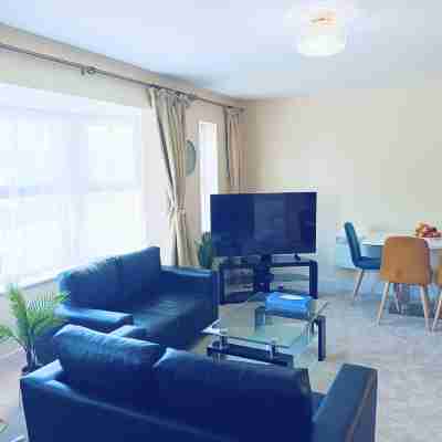 Cozy 2 Bedroom Flat, Woking | 30 min train London Others