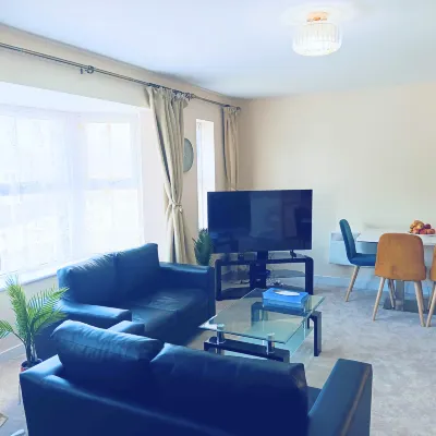 Cozy 2 Bedroom Flat, Woking | 30 min train London Hotels near Woking Park