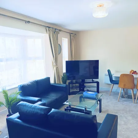Cozy 2 Bedroom Flat, Woking | 30 min train London