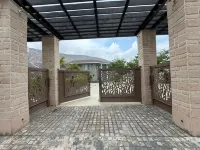 Rosewood Manor Bnb - Parking