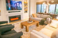Rabi Residence - Modern Farmhouse sleeps 4 - balcony