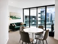 Luxury Waterfront 2BR Designer Apartment | Free Parking | Near Marvel - Pet friendly