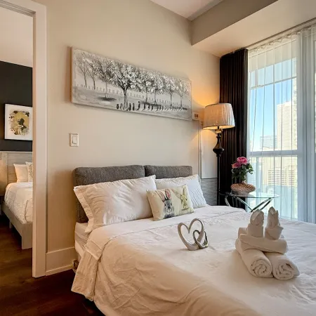 DT2BR2BA CN tower &lake view/ parking king bed