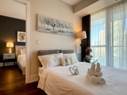 DT2BR2BA CN tower &lake view/ parking king bed