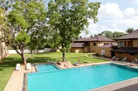 Rajarata Hotel - parking