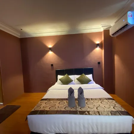 GOLDEN PALMS HOTEL