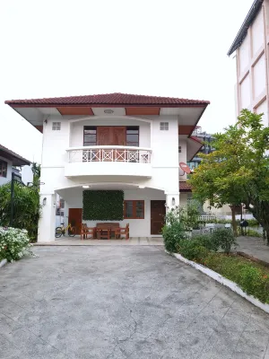 Poon House Nimman: Spacious Stay Near Attractions
