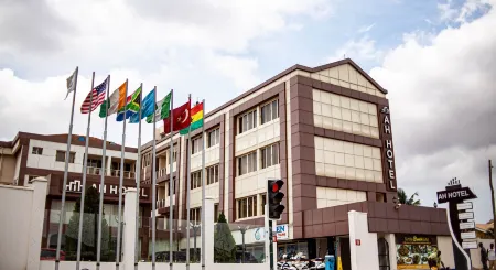 AH HOTEL AND CONFERENCE Отели в г. Adjiringanor