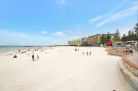 Beachfront at Glenelg Oaks Parking Pool Gym Wi-Fi - ติดทะเล