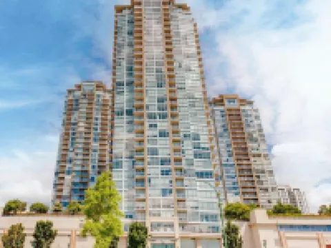 Coquitlam Center Bright & Modern 1BR Parking included Steps to SkyTrain | Pool & Gym Hotels in Coquitlam