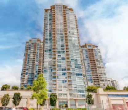 Coquitlam Center Bright & Modern 1BR Parking included Steps to SkyTrain | Pool & Gym