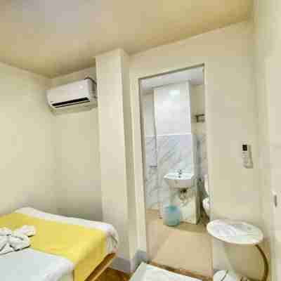 RedDoorz @ Urban Hotel Rooms