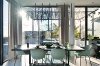 Saudade: Futuristic Ultra Luxury Ocean Zen Retreat - parkir