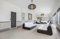 The Coastal - Luxury Beachfront Apartments with Parking & Pool