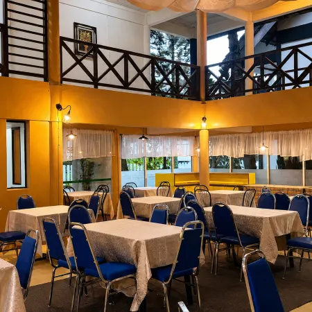 The Cool Point Hotel Отели в г. Нагорье Кэмерон