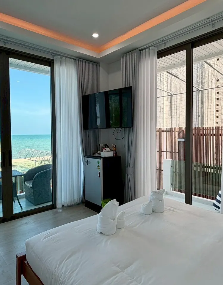VIP Beachfront Deluxe King Double Balcony