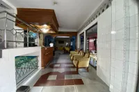 Hotel O near RS Awal Bros Sudirman formerly Flora Hotel - Parkplatz